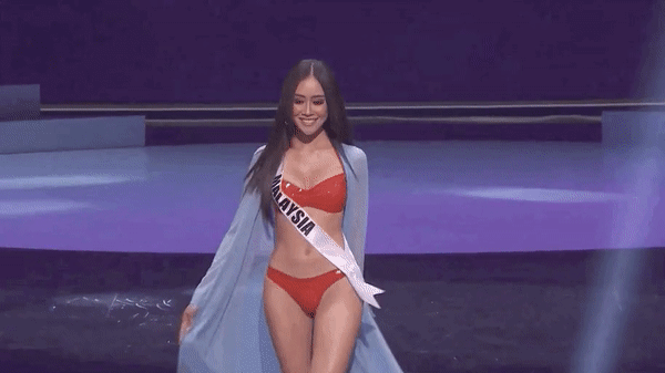Bán kết Miss Universe 2020: Khánh Vân trổ tài catwalk cực đỉnh trong váy dạ hội nổi bần bật chặt đẹp” đối thủ, loạt nàng hậu gặp sự cố!-17