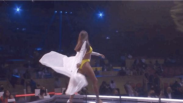 Bán kết Miss Universe 2020: Khánh Vân trổ tài catwalk cực đỉnh trong váy dạ hội nổi bần bật chặt đẹp” đối thủ, loạt nàng hậu gặp sự cố!-19