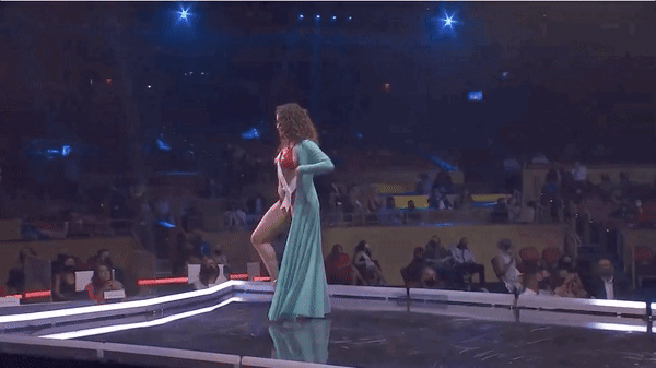 Bán kết Miss Universe 2020: Khánh Vân trổ tài catwalk cực đỉnh trong váy dạ hội nổi bần bật chặt đẹp” đối thủ, loạt nàng hậu gặp sự cố!-18