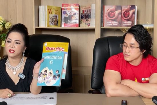 Dằn mặt cực gắt: Bà Phương Hằng xin lại sách Giáo dục công dân và Đạo đức mà dàn nghệ sĩ tặng Gymer Duy Nguyễn vì xúc phạm cố danh hài Chí Tài để “trao lại cho con trai Hoài Linh