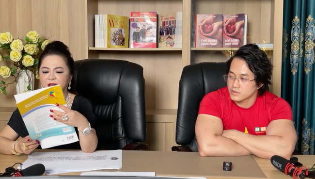 Dằn mặt cực gắt: Bà Phương Hằng xin lại sách Giáo dục công dân và Đạo đức mà dàn nghệ sĩ tặng Gymer Duy Nguyễn vì xúc phạm cố danh hài Chí Tài để trao lại cho con trai Hoài Linh-3