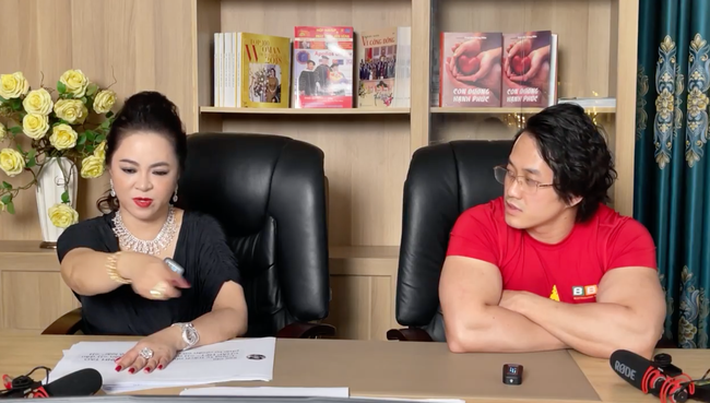 Dằn mặt cực gắt: Bà Phương Hằng xin lại sách Giáo dục công dân và Đạo đức mà dàn nghệ sĩ tặng Gymer Duy Nguyễn vì xúc phạm cố danh hài Chí Tài để trao lại cho con trai Hoài Linh-4