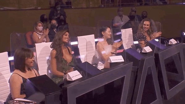 Bán kết Miss Universe 2020: Khánh Vân trổ tài catwalk cực đỉnh trong váy dạ hội nổi bần bật chặt đẹp” đối thủ, loạt nàng hậu gặp sự cố!-22