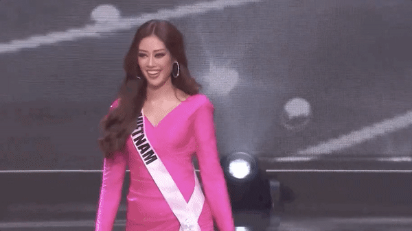Bán kết Miss Universe 2020: Khánh Vân trổ tài catwalk cực đỉnh trong váy dạ hội nổi bần bật chặt đẹp” đối thủ, loạt nàng hậu gặp sự cố!-23