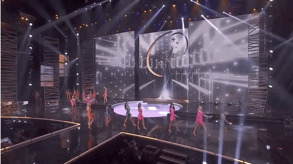 Bán kết Miss Universe 2020: Khánh Vân trổ tài catwalk cực đỉnh trong váy dạ hội nổi bần bật chặt đẹp” đối thủ, loạt nàng hậu gặp sự cố!-26