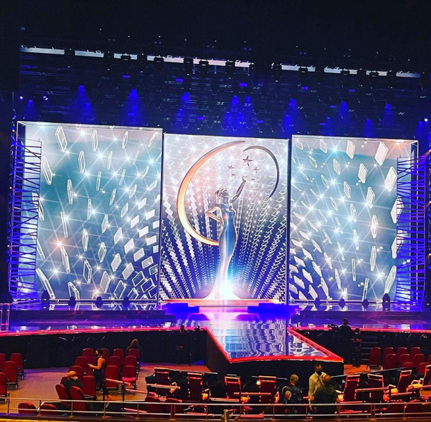 Bán kết Miss Universe 2020: Khánh Vân trổ tài catwalk cực đỉnh trong váy dạ hội nổi bần bật chặt đẹp” đối thủ, loạt nàng hậu gặp sự cố!-27