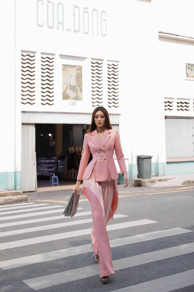 Bán kết Miss Universe 2020: Khánh Vân trổ tài catwalk cực đỉnh trong váy dạ hội nổi bần bật chặt đẹp” đối thủ, loạt nàng hậu gặp sự cố!-28