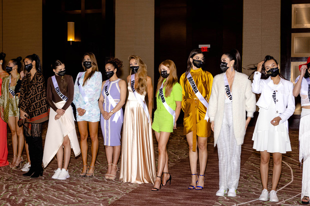 Bán kết Miss Universe 2020: Khánh Vân trổ tài catwalk cực đỉnh trong váy dạ hội nổi bần bật chặt đẹp” đối thủ, loạt nàng hậu gặp sự cố!-29