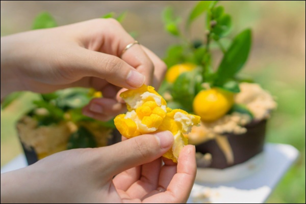 Đã xinh đẹp giỏi giang còn đảm đang khéo léo, Hoa hậu Ngọc Hân trổ tài làm bánh hình chậu quất mini cực độc đáo-6