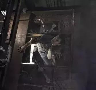 Từ vụ cậu bé 13 tuổi chết thương tâm khi tìm cách thoát khỏi thang máy gặp nạn: Dạy trẻ những kỹ năng này khi gặp tình huống tương tự-7