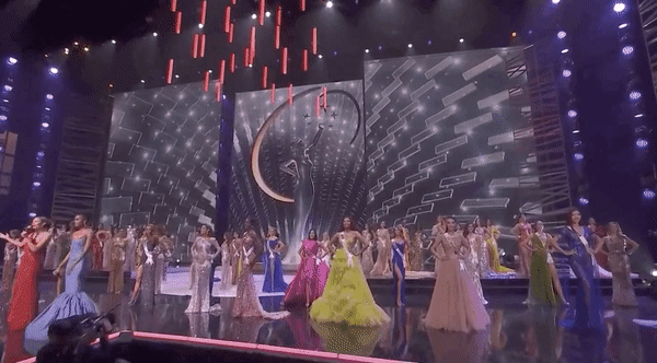 Bán kết Miss Universe 2020: Khánh Vân trổ tài catwalk cực đỉnh trong váy dạ hội nổi bần bật chặt đẹp” đối thủ, loạt nàng hậu gặp sự cố!-1