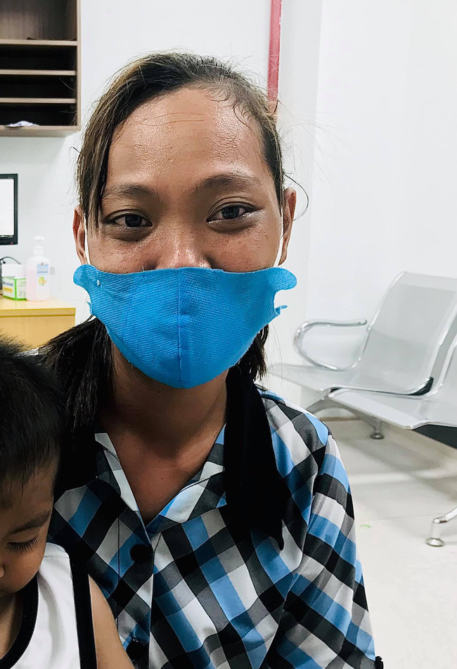 Hình ảnh người mẹ với đôi mắt đỏ ngầu, vượt 200km bằng xe máy đưa con đi khám bệnh và câu chuyện lấy đi nước mắt của bao người-1