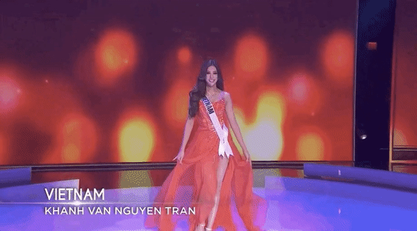 Bán kết Miss Universe 2020: Khánh Vân trổ tài catwalk cực đỉnh trong váy dạ hội nổi bần bật chặt đẹp” đối thủ, loạt nàng hậu gặp sự cố!-3