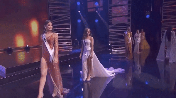 Bán kết Miss Universe 2020: Khánh Vân trổ tài catwalk cực đỉnh trong váy dạ hội nổi bần bật chặt đẹp” đối thủ, loạt nàng hậu gặp sự cố!-5