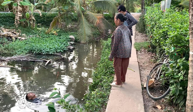 Người chồng say xỉn được vợ đến tận nơi dắt về khiến nhiều người cảm động, nhưng bất ngờ nhất vẫn là ảnh cuối!-2