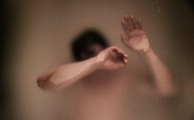 Níu kéo tình cảm không thành, nam thanh niên tung clip bạn gái đang tắm lên Facebook-1