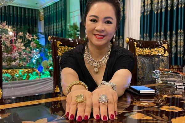 Bà Phương Hằng chính thức xin lỗi sau loạt ồn ào với sao Vbiz, nhưng xin lỗi ai và vì cái gì thì đúng là plot twist”-5