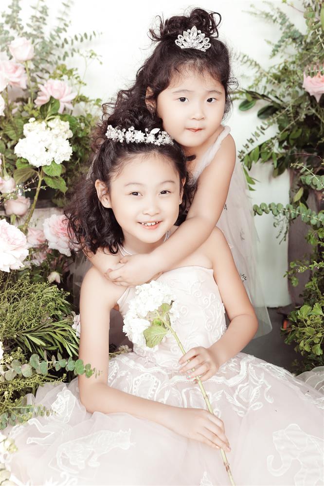 Hoa hậu Hương Giang nuôi con theo đúng kiểu mẹ bỉm hiện đại: Con gái lớn chân dài miên man, gái nhỏ bụ bẫm đáng yêu-4