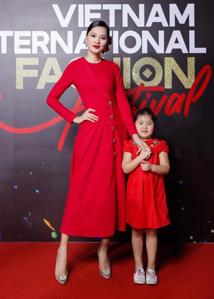 Hoa hậu Hương Giang nuôi con theo đúng kiểu mẹ bỉm hiện đại: Con gái lớn chân dài miên man, gái nhỏ bụ bẫm đáng yêu-9