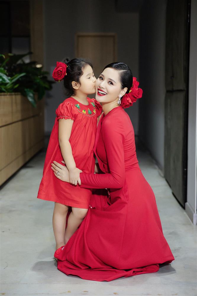 Hoa hậu Hương Giang nuôi con theo đúng kiểu mẹ bỉm hiện đại: Con gái lớn chân dài miên man, gái nhỏ bụ bẫm đáng yêu-10