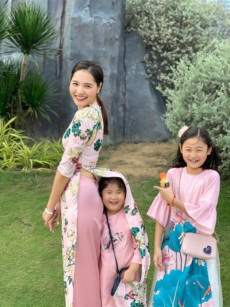 Hoa hậu Hương Giang nuôi con theo đúng kiểu mẹ bỉm hiện đại: Con gái lớn chân dài miên man, gái nhỏ bụ bẫm đáng yêu-11