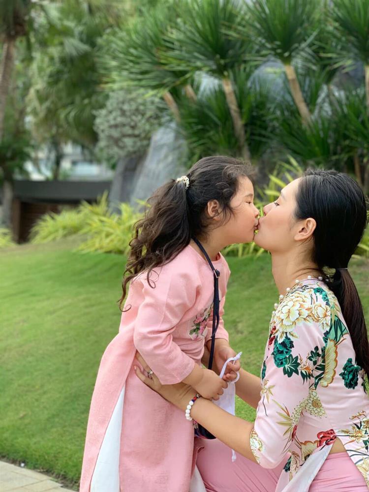 Hoa hậu Hương Giang nuôi con theo đúng kiểu mẹ bỉm hiện đại: Con gái lớn chân dài miên man, gái nhỏ bụ bẫm đáng yêu-12