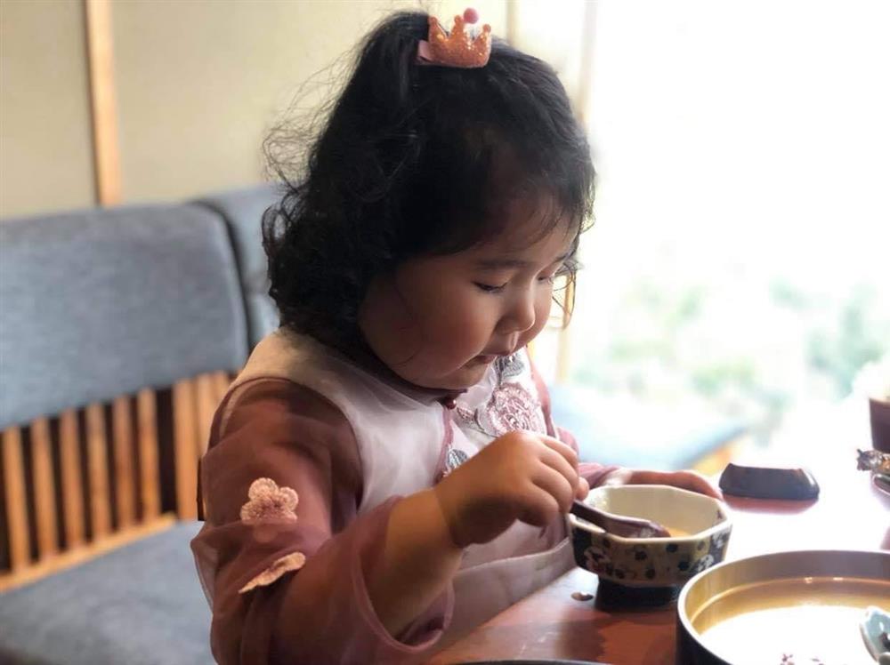 Hoa hậu Hương Giang nuôi con theo đúng kiểu mẹ bỉm hiện đại: Con gái lớn chân dài miên man, gái nhỏ bụ bẫm đáng yêu-16