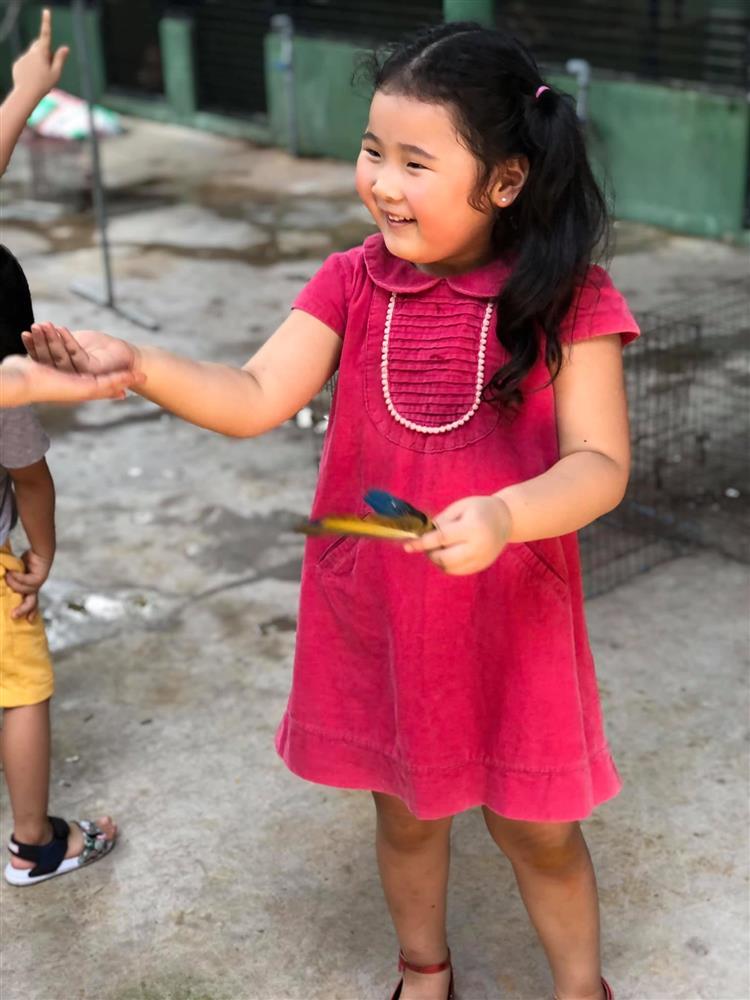 Hoa hậu Hương Giang nuôi con theo đúng kiểu mẹ bỉm hiện đại: Con gái lớn chân dài miên man, gái nhỏ bụ bẫm đáng yêu-17