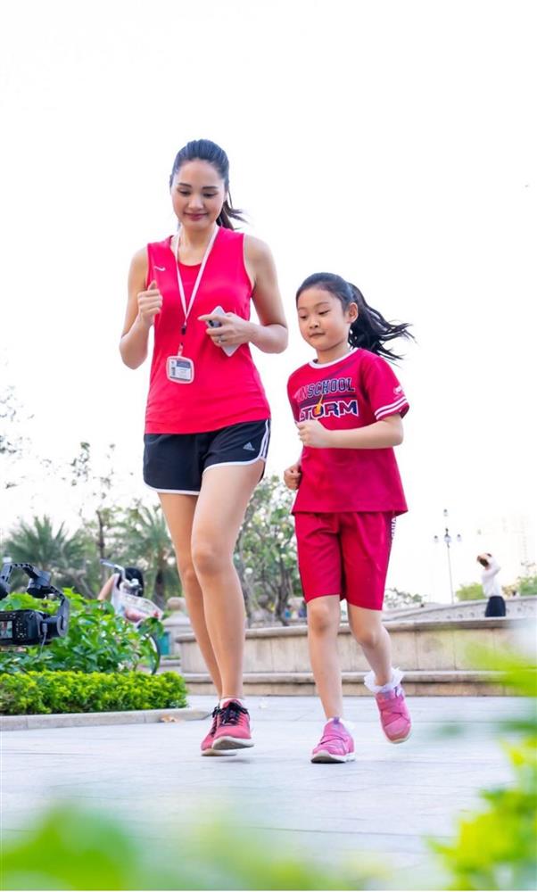 Hoa hậu Hương Giang nuôi con theo đúng kiểu mẹ bỉm hiện đại: Con gái lớn chân dài miên man, gái nhỏ bụ bẫm đáng yêu-18
