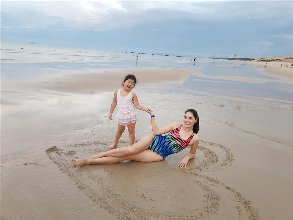 Hoa hậu Hương Giang nuôi con theo đúng kiểu mẹ bỉm hiện đại: Con gái lớn chân dài miên man, gái nhỏ bụ bẫm đáng yêu-19