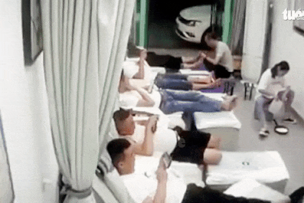 Khoảnh khắc 2 xe máy đấu đầu kinh hoàng, 4 người thương vong-1