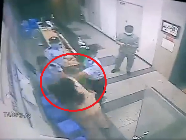 Bị nhắc nhở, ngăn không cho sử dụng thang máy vì không đeo khẩu trang, người phụ nữ rút dép táng luôn bảo vệ chung cư-2