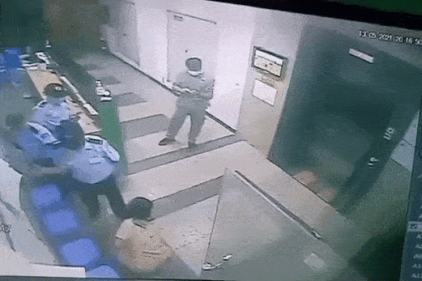 Người phụ nữ không đeo khẩu trang, hành hung bảo vệ chung cư bị phạt 2 triệu đồng-2