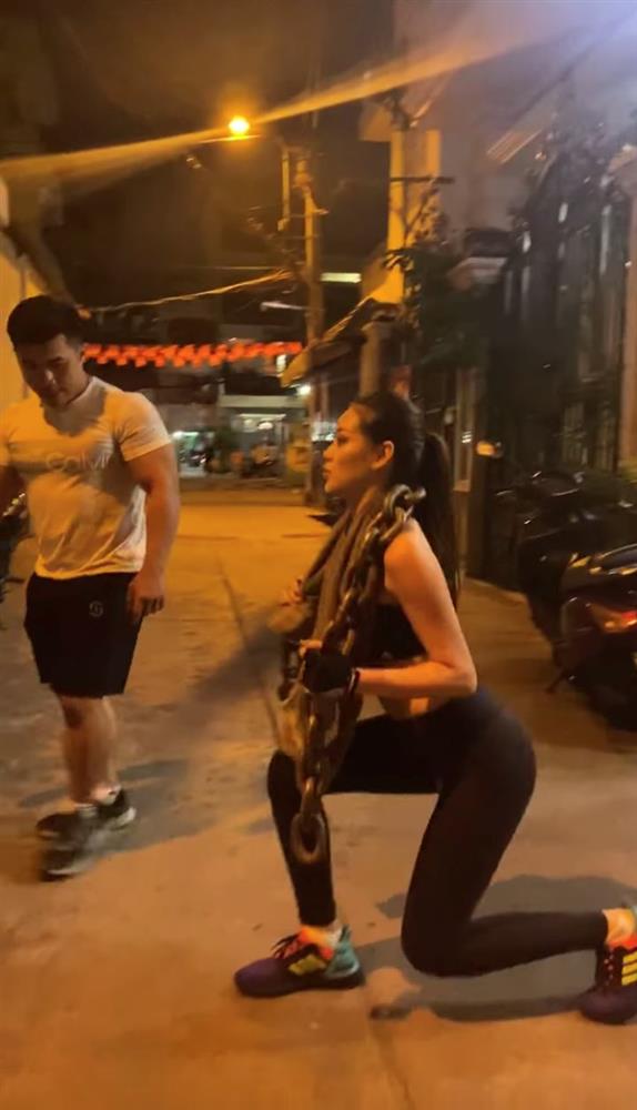 Để rèn luyện hình thể và đủ sức vác trang phục dân tộc 30kg, Khánh Vân phải rèn luyện cực khổ bằng sợi xích cỡ đại-5