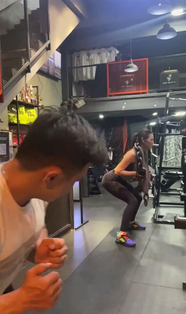 Để rèn luyện hình thể và đủ sức vác trang phục dân tộc 30kg, Khánh Vân phải rèn luyện cực khổ bằng sợi xích cỡ đại-6