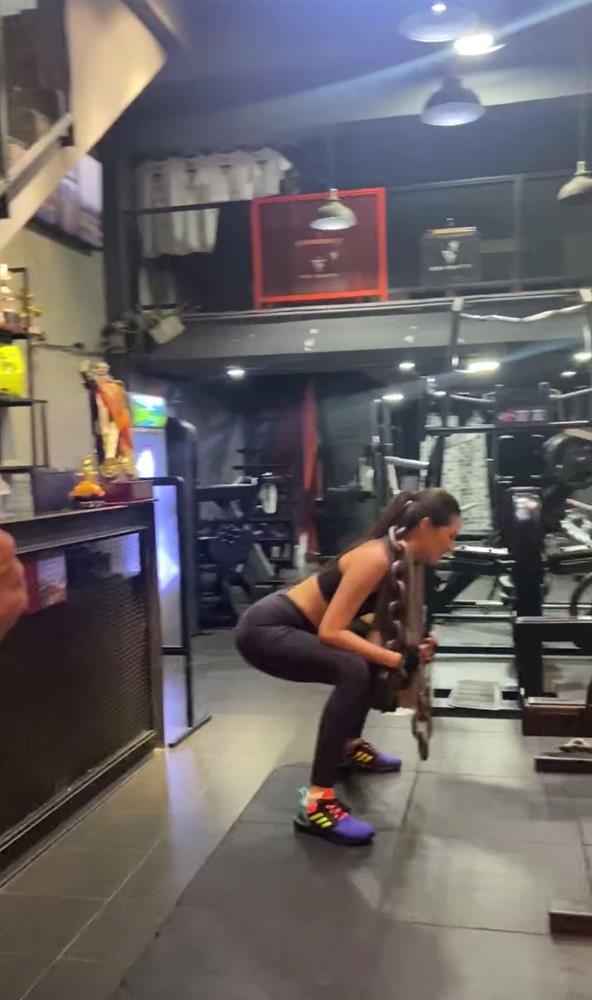 Để rèn luyện hình thể và đủ sức vác trang phục dân tộc 30kg, Khánh Vân phải rèn luyện cực khổ bằng sợi xích cỡ đại-7