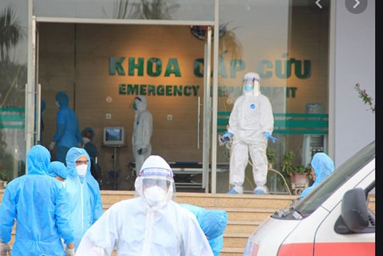 Nữ bệnh nhân COVID-19 tại BV Bệnh nhiệt đới TW lao vào bóp cổ điều dưỡng