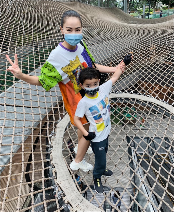 Làm cha ở tuổi 57, chồng doanh nhân người Hà Lan của Thu Minh chăm sóc con ốm từ A-Z, mệt cũng ôm con ngủ không chịu rời-7