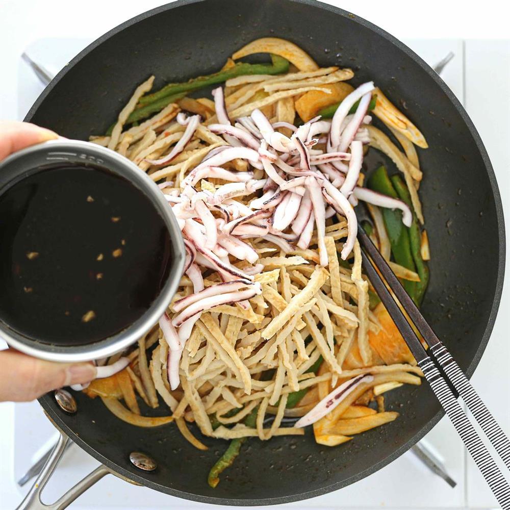 Cách làm mực xào chả cá kiểu Hàn ngon miệng đưa cơm, đảm bảo cả nhà khen nức nở-4