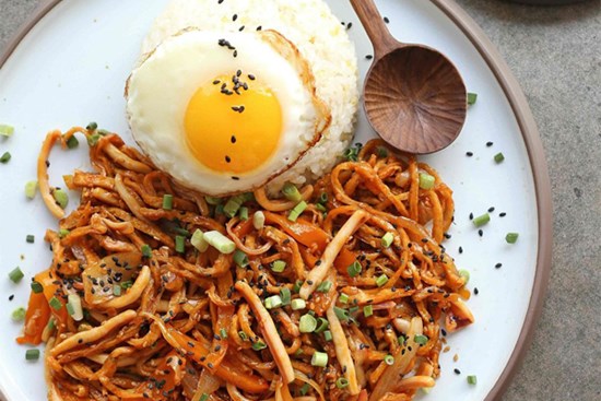 Cách làm mực xào chả cá kiểu Hàn ngon miệng đưa cơm, đảm bảo cả nhà khen nức nở