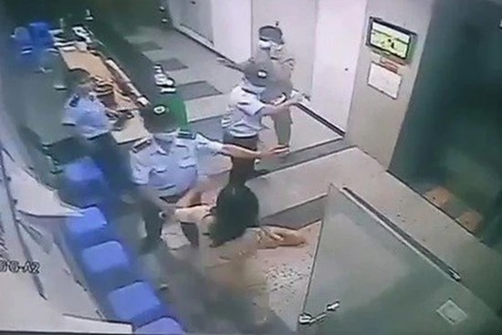 Người phụ nữ không đeo khẩu trang, hành hung bảo vệ chung cư bị phạt 2 triệu đồng