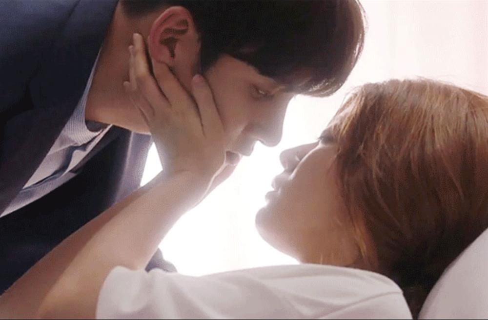 Nhất quyết ly hôn người vợ sống chung 3 năm mà không đẻ được, cúi xuống nhặt chiếc bút đánh rơi lúc ký tên, anh phát hiện ra sự thật chấn động trên cơ thể cô-1