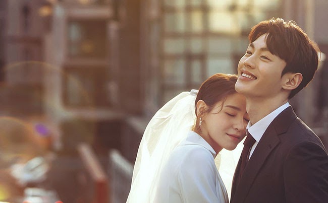 Ngày cưới mẹ chồng trao tặng chiếc phong bì dày rồi biệt tích không ai hay, hôm sau mở nó ra vợ chồng tôi hoá đá với thứ bên trong-1