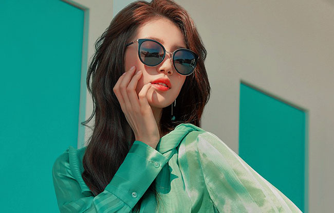 Trước khi mẹ chồng vào phòng mổ, con dâu phát hiện trong túi có thẻ ngân hàng bà lén bỏ vào, trên đó ghi 6 chữ khiến cô bật khóc-1