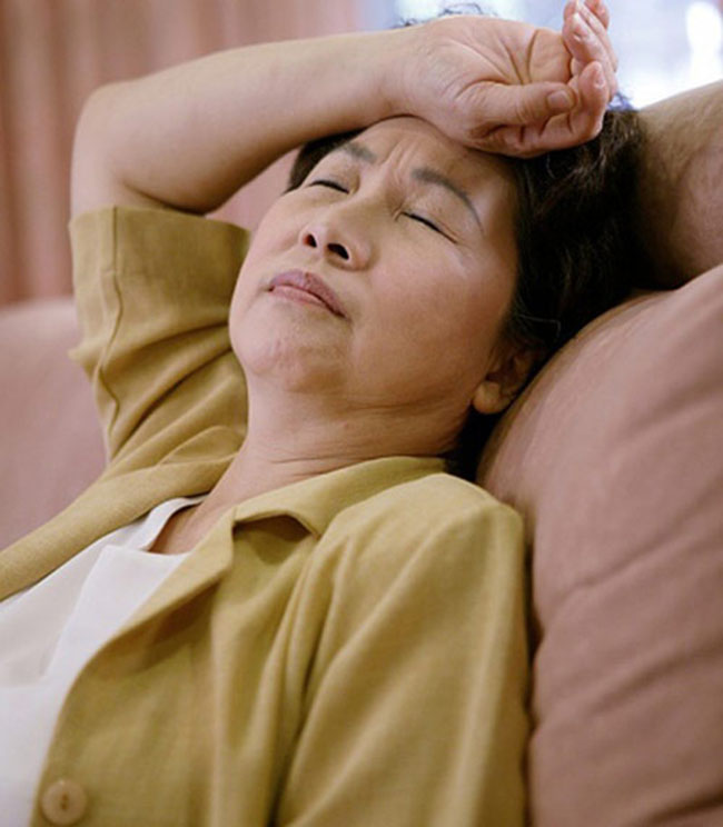 Trước khi mẹ chồng vào phòng mổ, con dâu phát hiện trong túi có thẻ ngân hàng bà lén bỏ vào, trên đó ghi 6 chữ khiến cô bật khóc-2