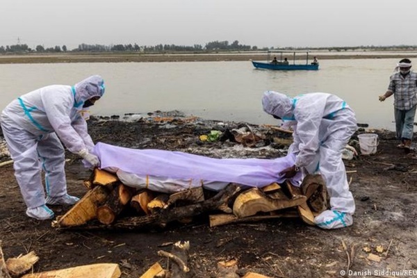Vì sao nhiều người thả thi thể nạn nhân Covid-19 xuống sông Hằng?-1