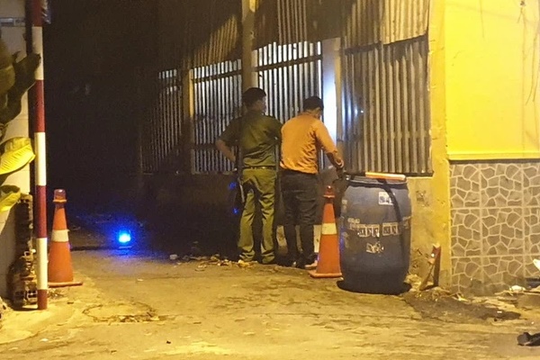 Xe máy kẹp 3 lao vào tường lúc rạng sáng, 2 người tử vong-1