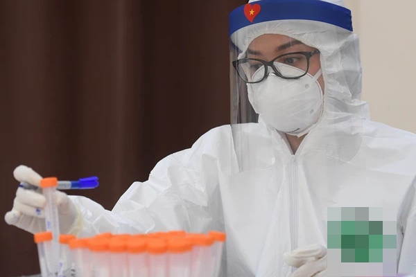 Bác sĩ Bệnh viện Phổi Trung ương mắc Covid-19 bị viêm phổi-1