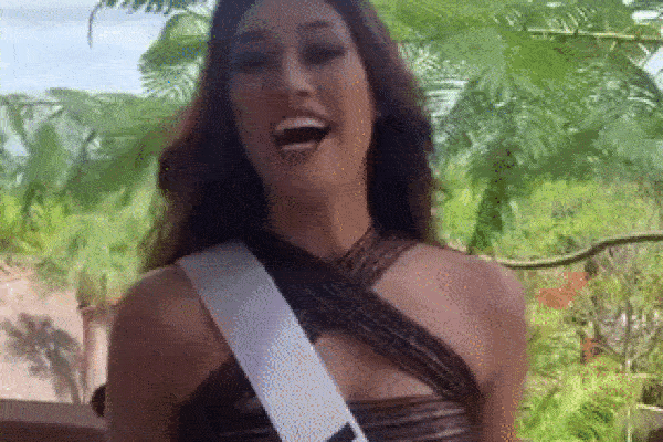 Clip Khánh Vân trước thềm Chung kết Miss Universe 2020 được chính ban tổ chức đăng tải, hô vang một tiếng gây chú ý