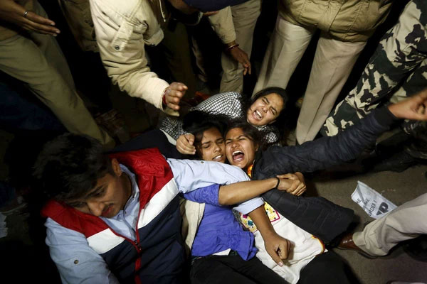 Vừa chữa khỏi Covid-19, người phụ nữ cùng con gái đi bộ 25km về nhà thì bị cưỡng bức tập thể, nguồn cơn bắt đầu từ sự tắc trách của bệnh viện-3